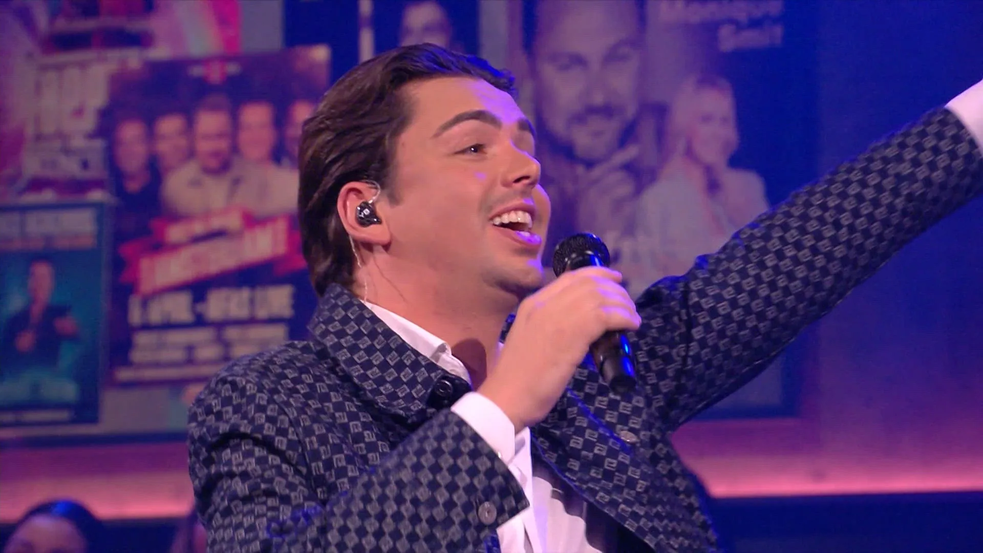 Yves Berendse brengt de sfeer met Terug In De Tijd! (Het Holland Huis)