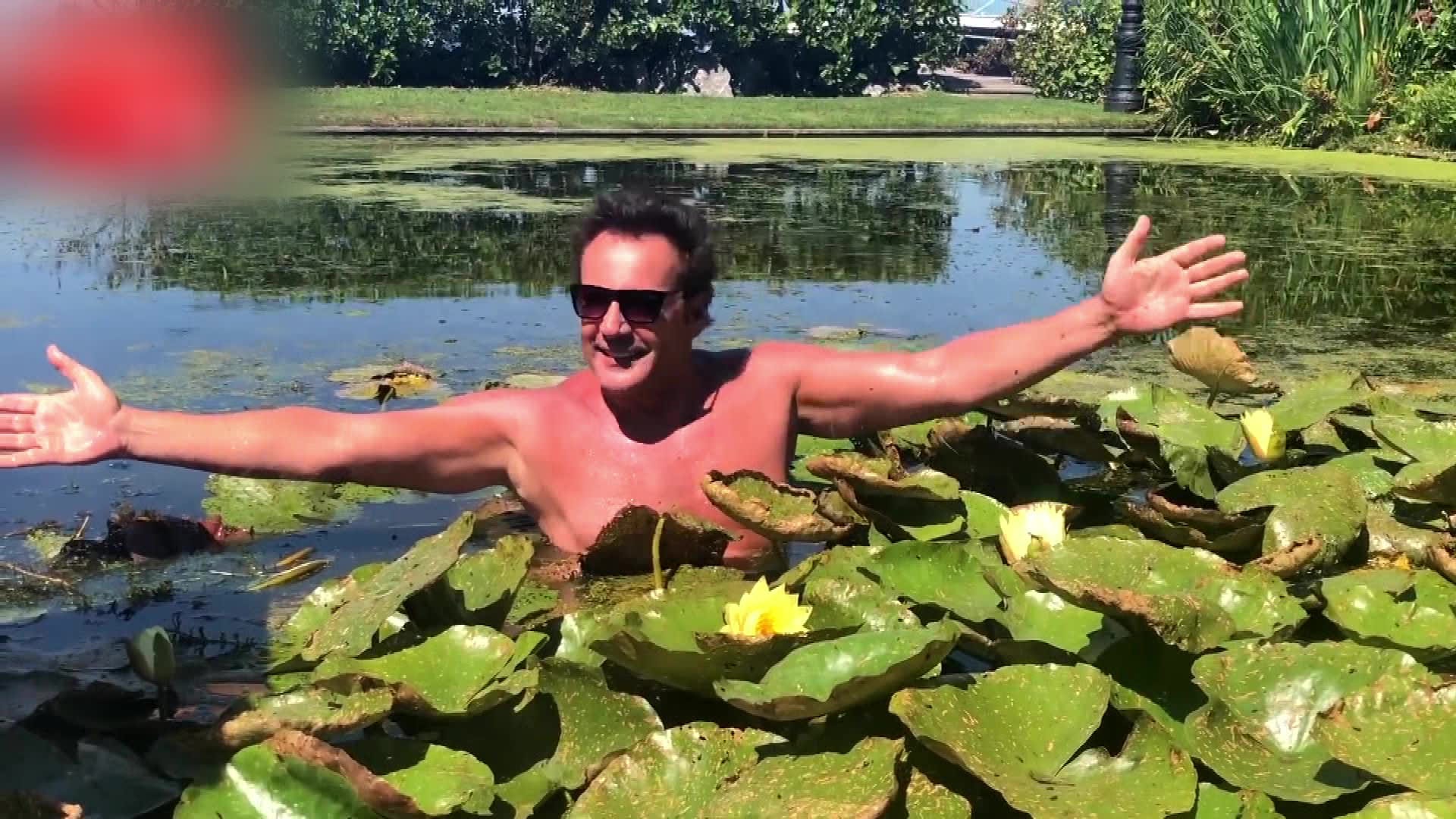 Gerard Joling springt tussen de waterlelies