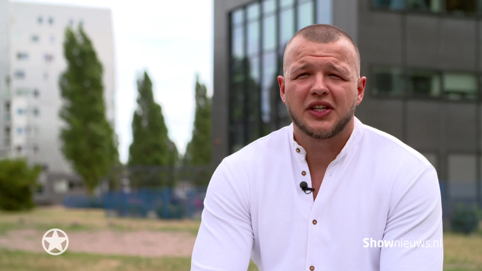 Mick Harren trekt pistool in volle kroeg