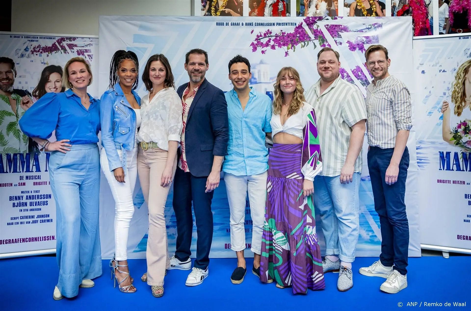 Cast Mamma Mia! doneert op première geld aan slachtoffers Marokko