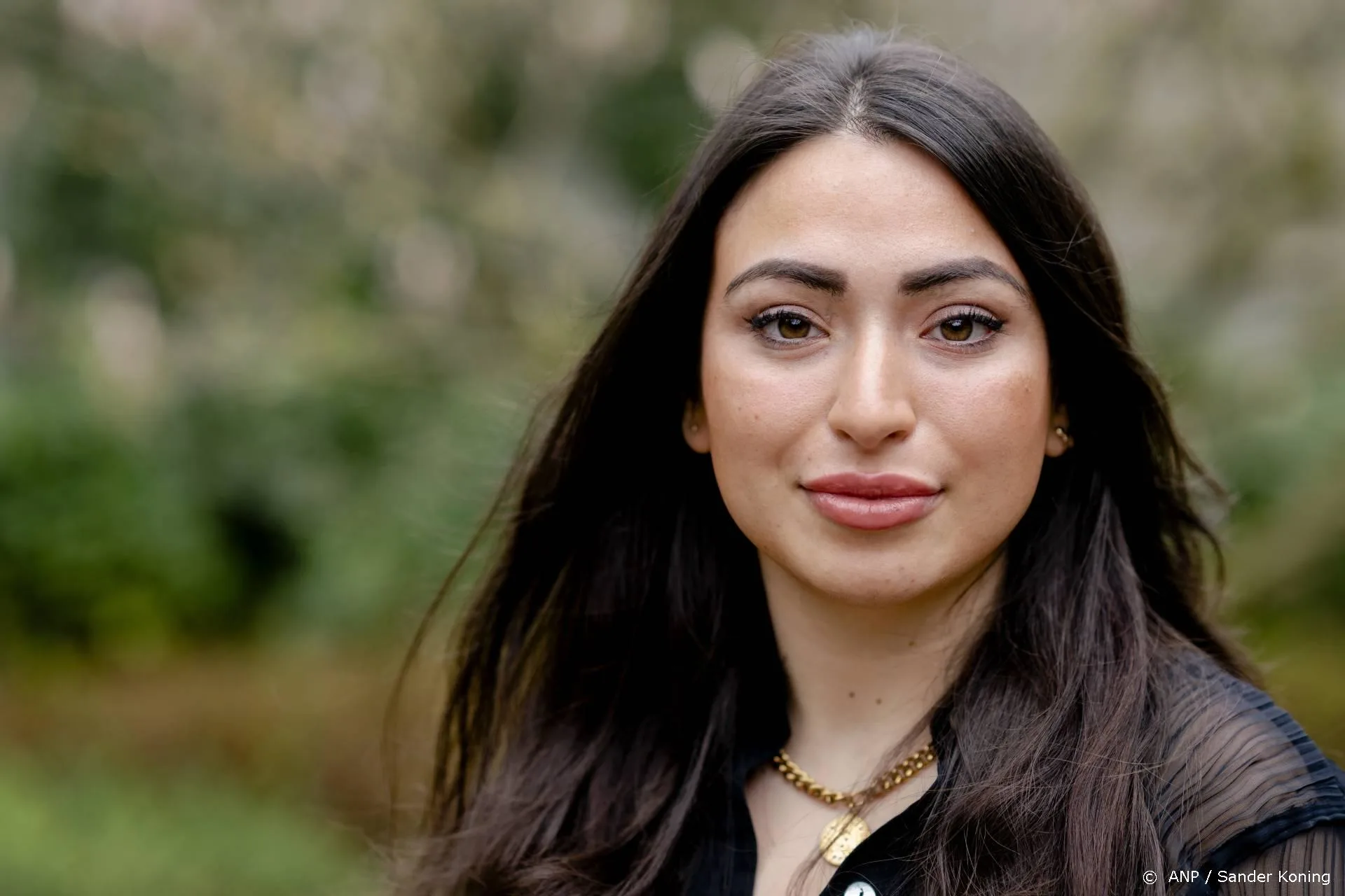 Lale Gül pinkte traantje weg bij concert Holland zingt Hazes