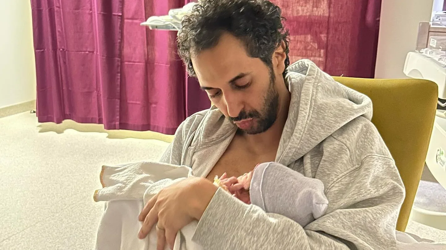 Acteur Achmed Akkabi is vader geworden