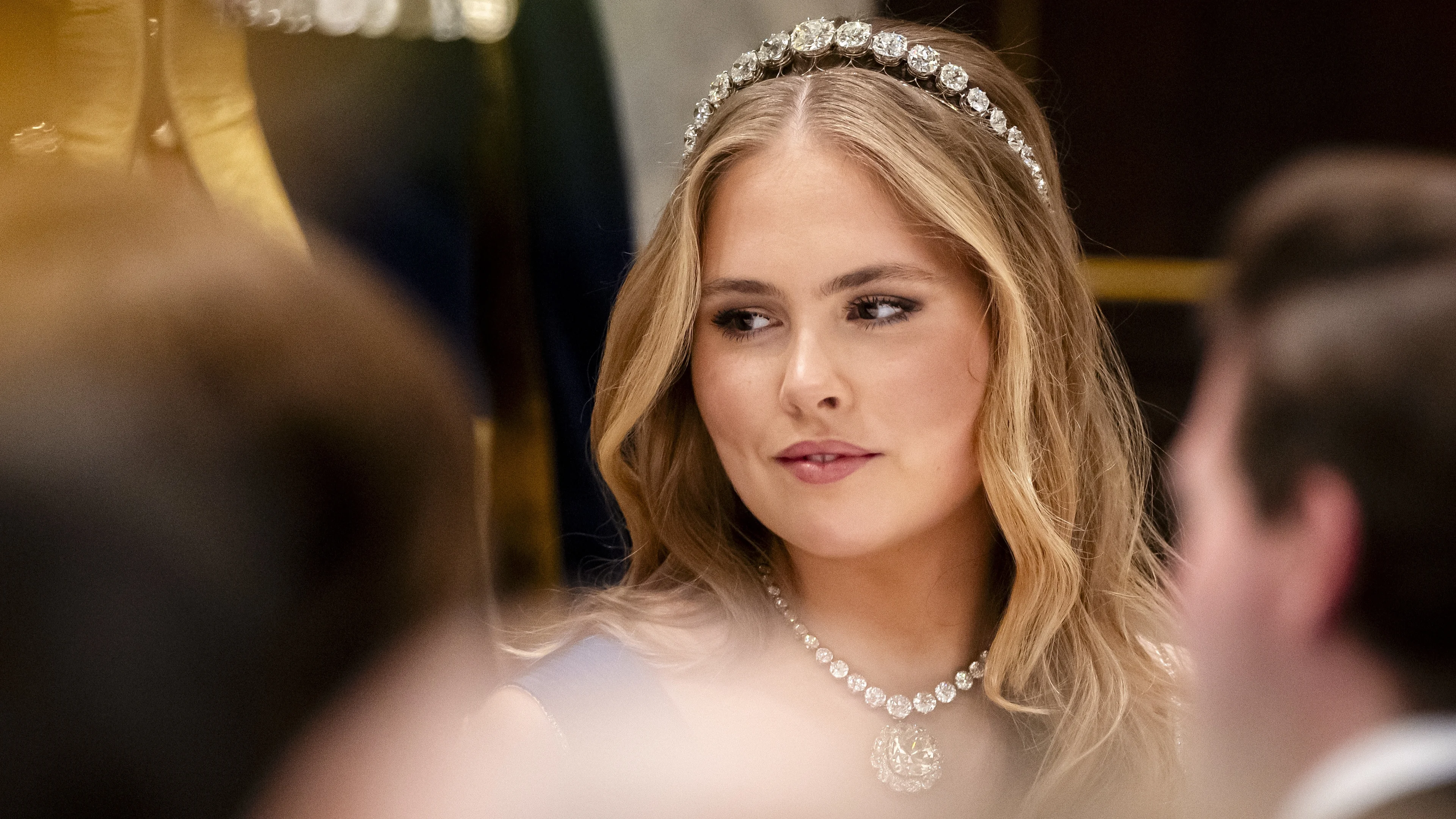 Amalia's jurk maakt de tongen los: 'Laag decolleté? Goede ontwikkeling'