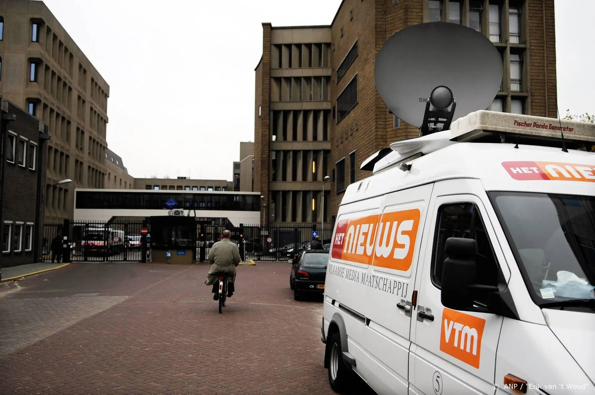 VTM doet aangifte tegen man die verslaggeefster kuste