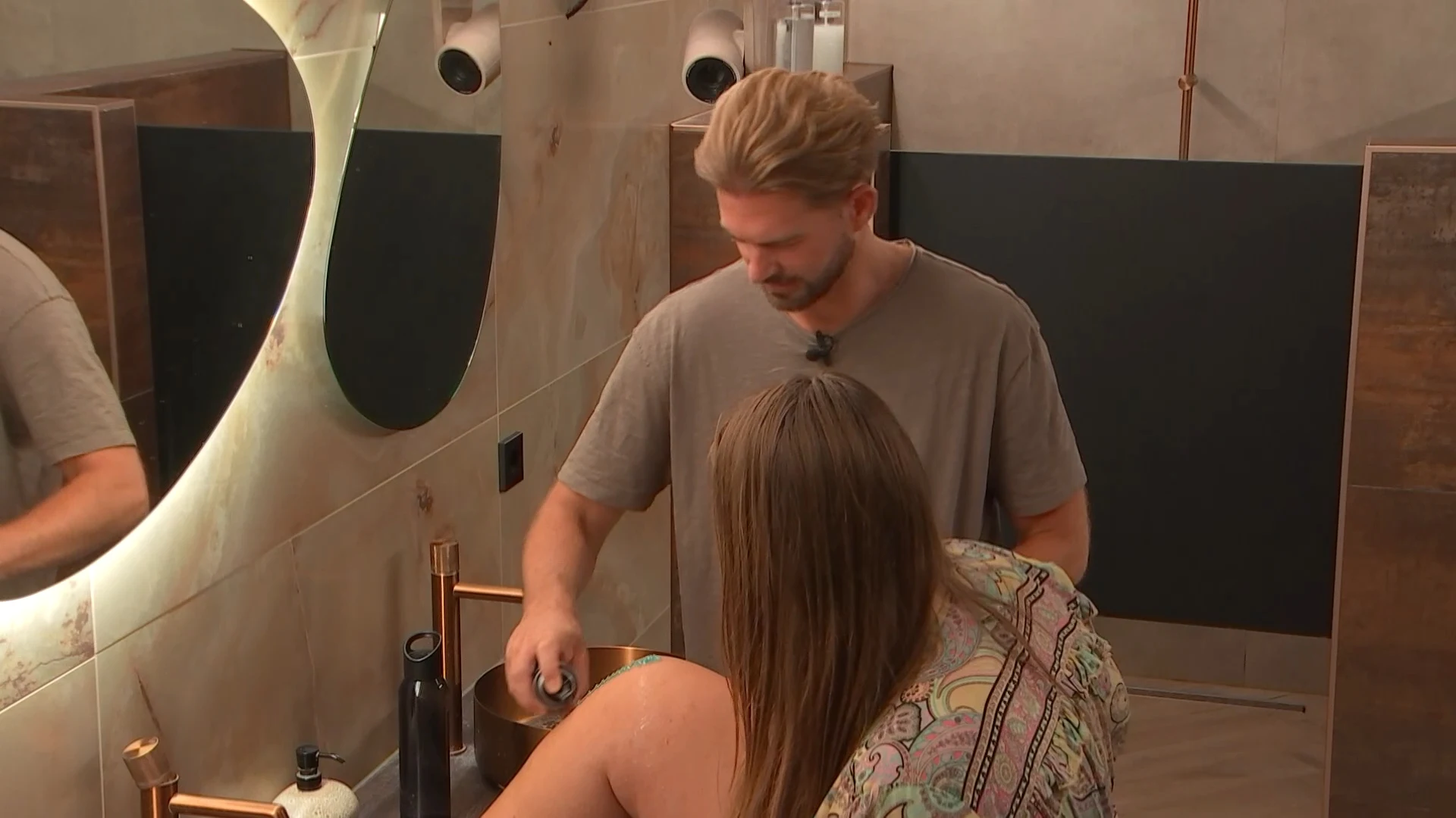 Marco scheert de benen van Serena!