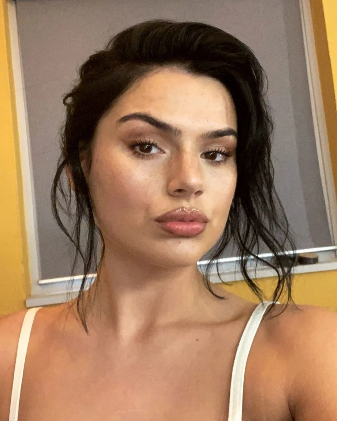 Volgers Famke Louise weten niet wat ze meemaken na bizar verzoek