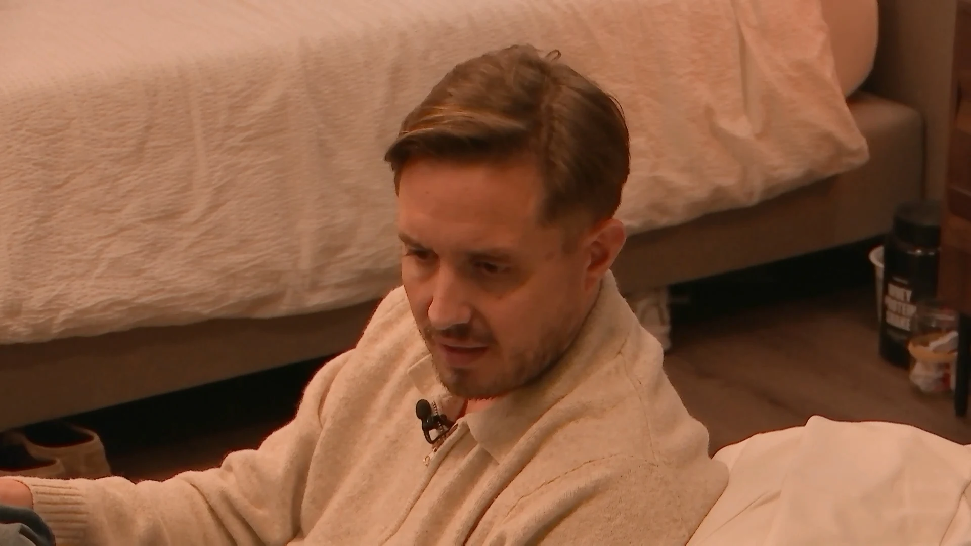 Angelo en Thérèse maken ruzie om de krant