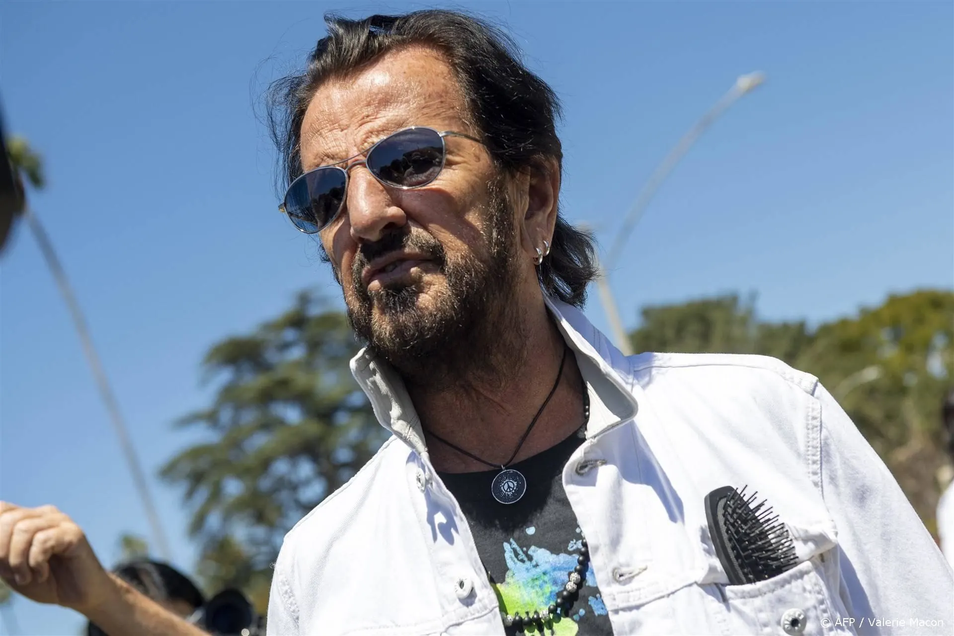 Ex-Beatle Ringo Starr (83) struikelt en valt tijdens concert