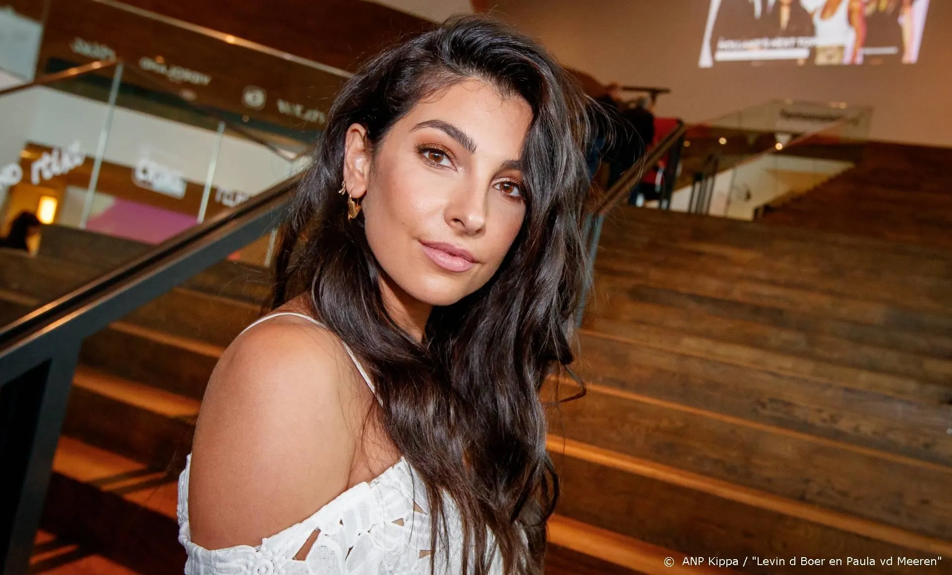 ZIEN: Geïrriteerde Anna Nooshin kapt interview af