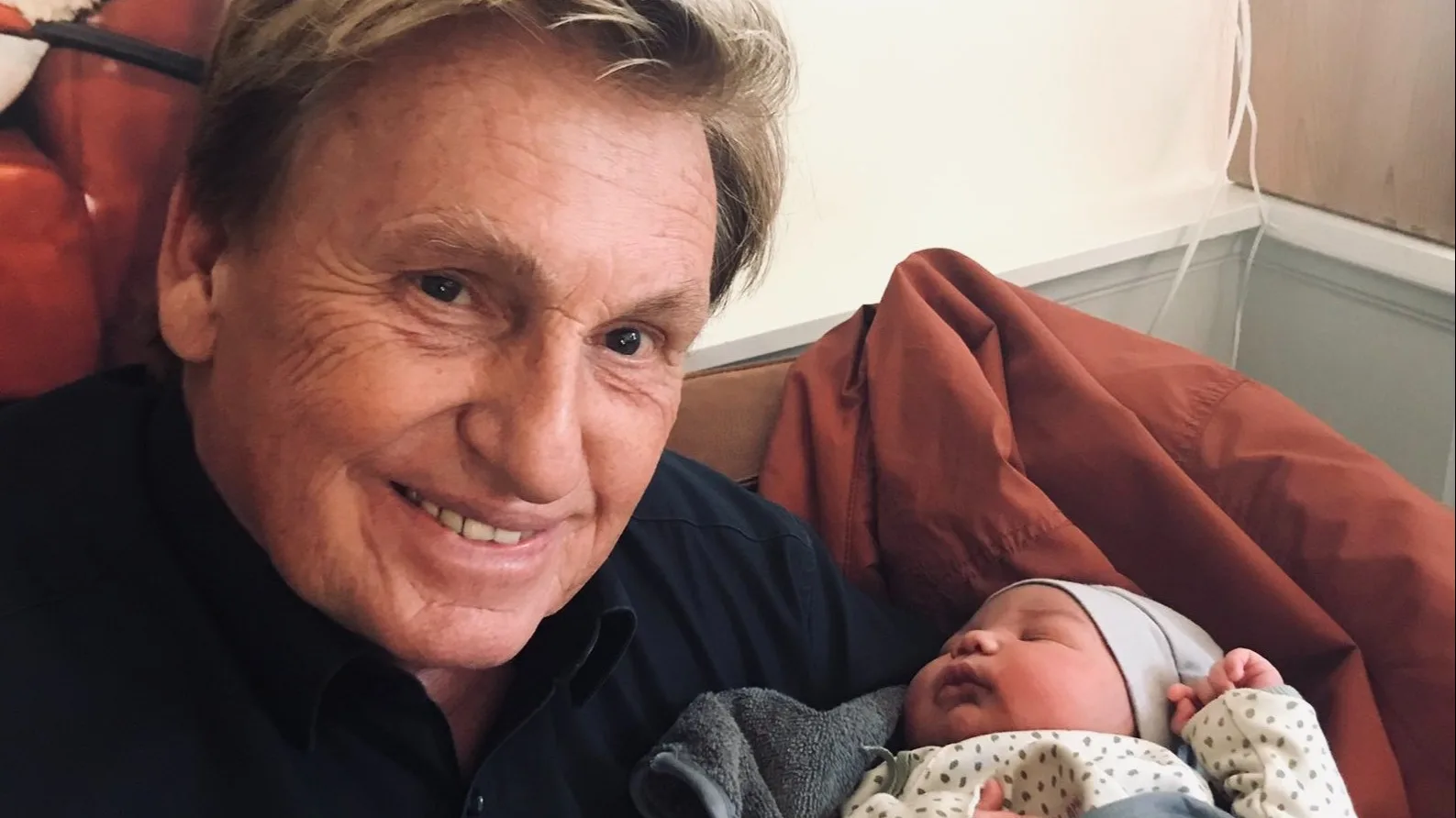 Henny Huisman in de wolken met achterkleinzoon