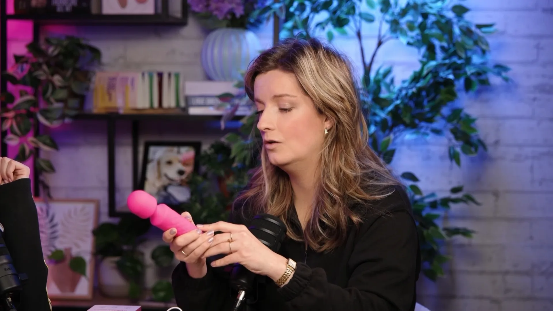 Merel Ek lacht ongemak weg na pikante vraag: 'Mama, even de podcast uitzetten'