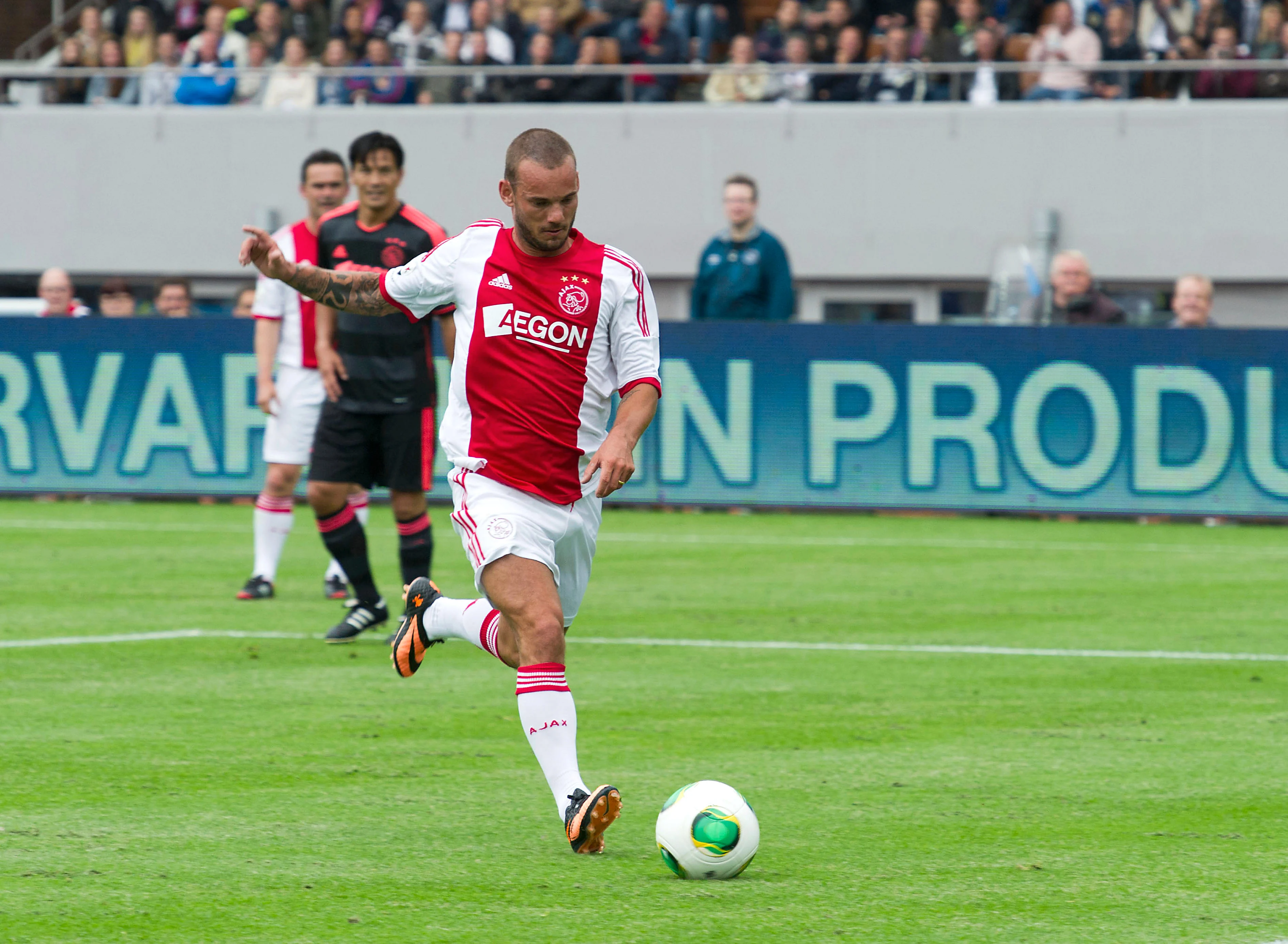 Wesley Sneijder slaat keihard terug naar harde kern Ajax-supporters