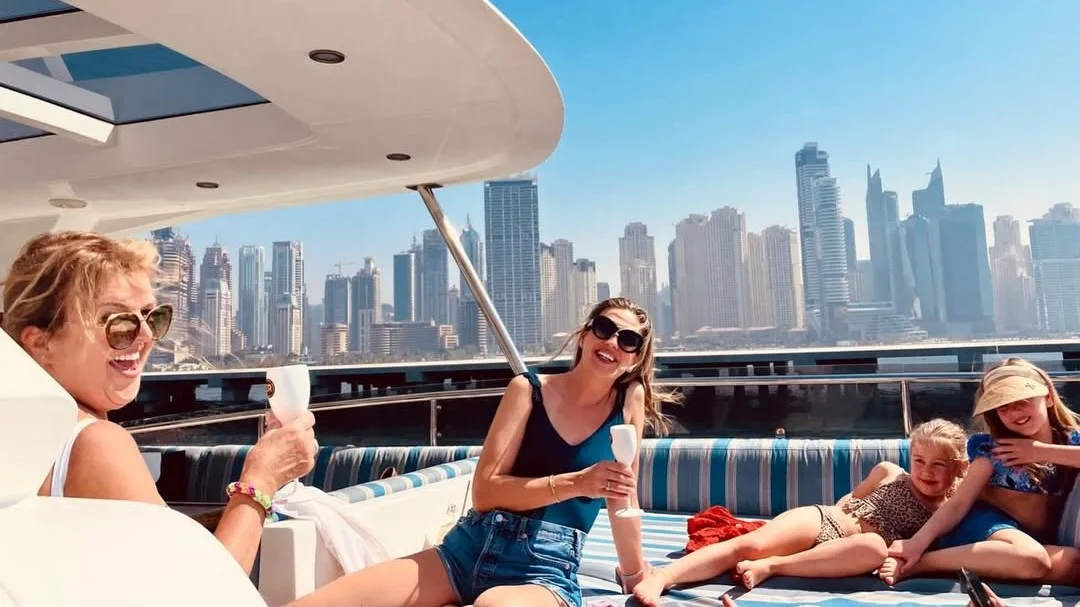 Gooische moeder Bo Wilkes vast in Dubai met familie, onrust slaat toe