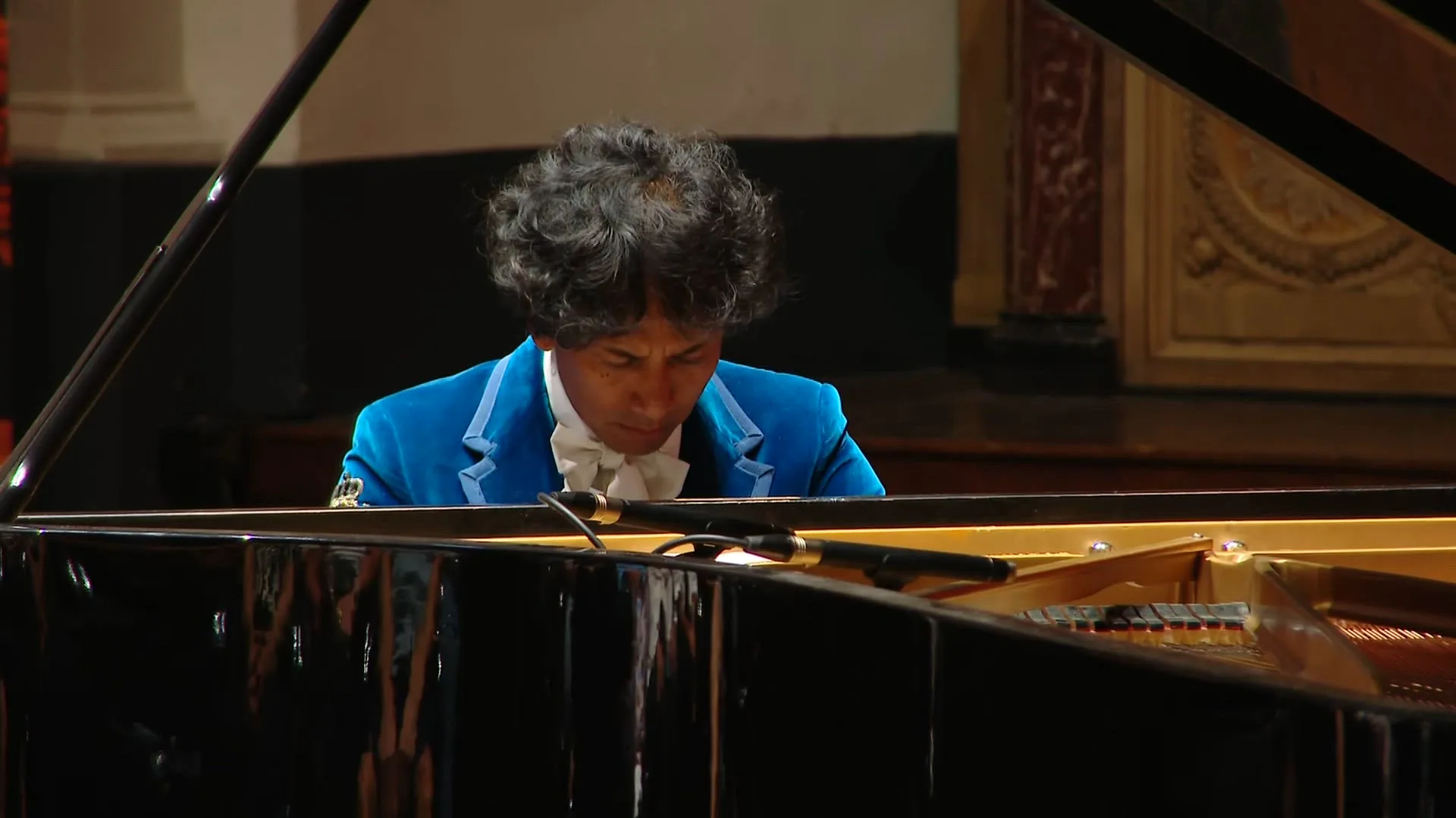 Wibi Soerjadi geeft emotioneel optreden