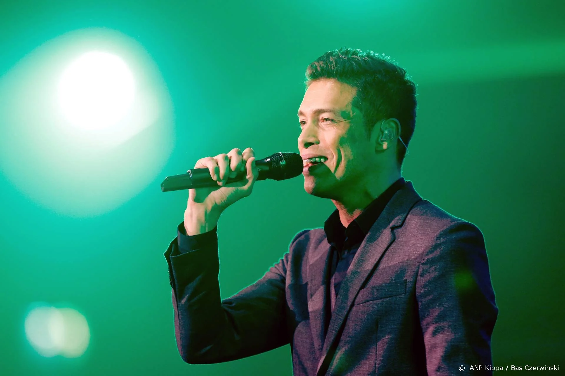 Sjors van der Panne maakt positief lied tegen negatieve tijdgeest