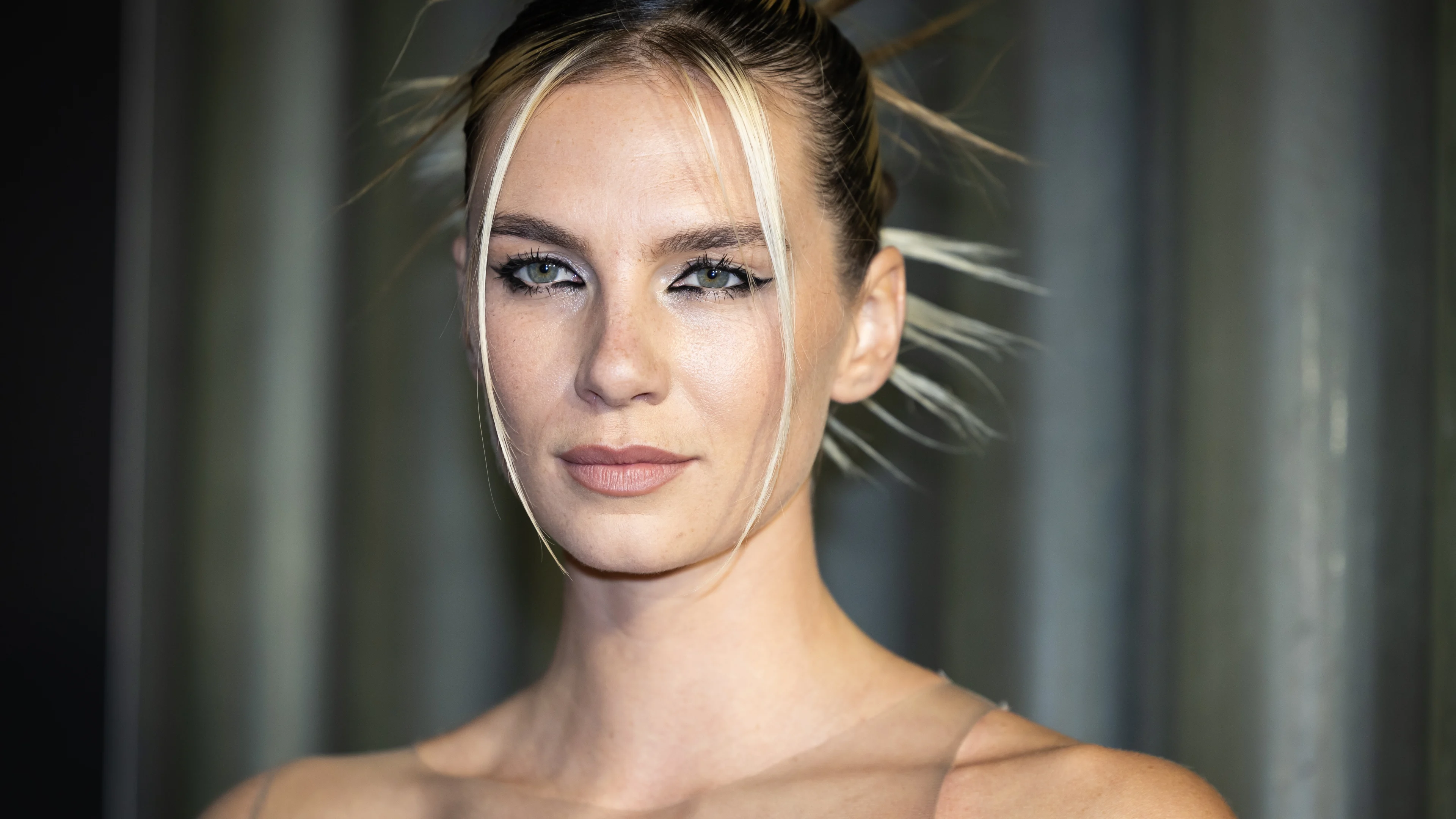 Ontwerper gezichtssieraad Maan reageert op haatberichten