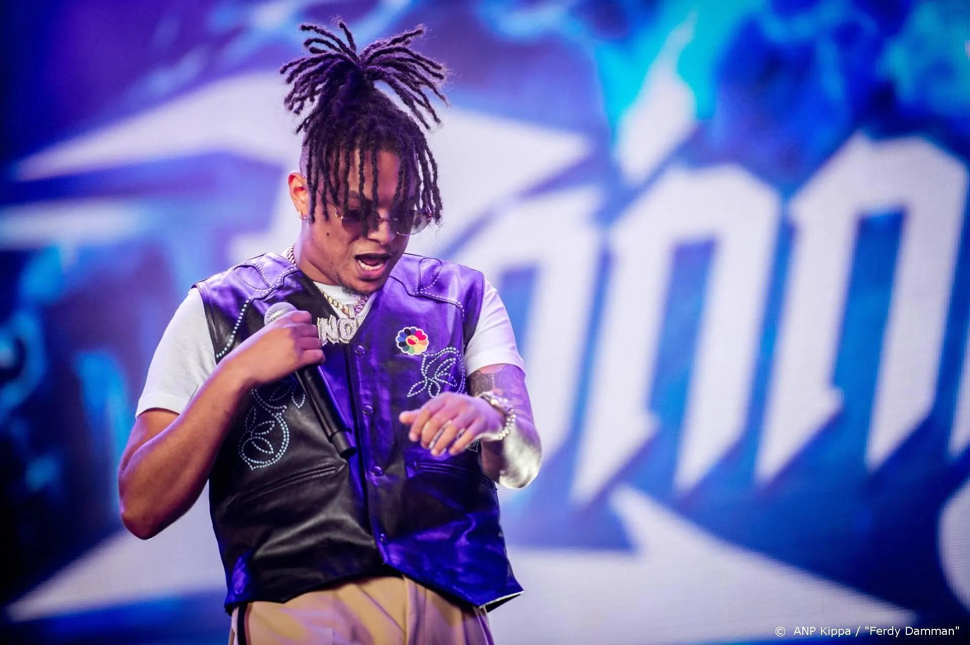 Ronnie Flex onder vuur na steuntweet aan Akwasi