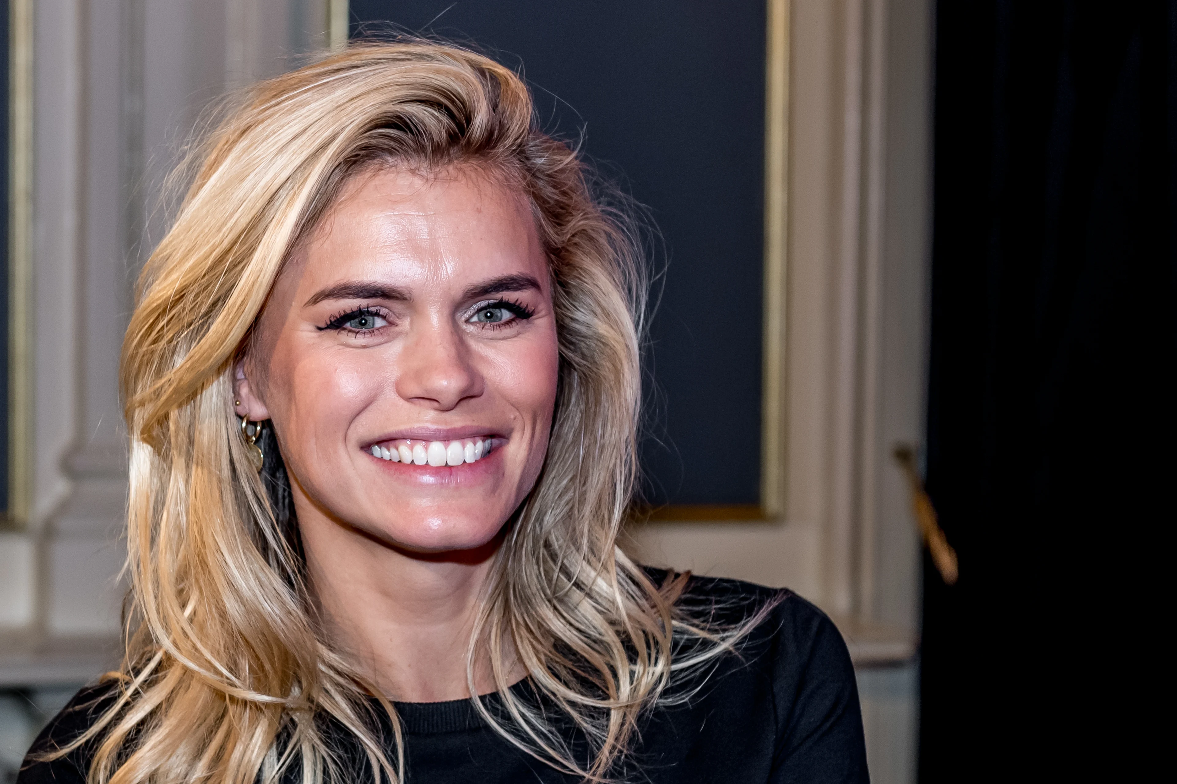 Nicolette van Dam neemt manlief in de maling