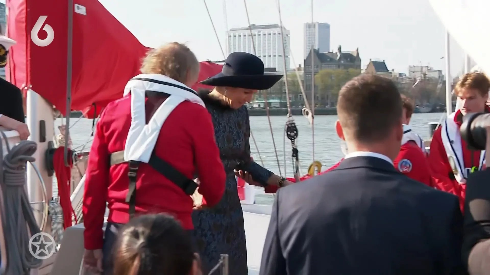 Máxima houdt zich niet aan protocol