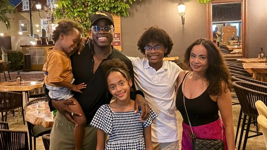 Jandino neemt drastisch besluit met gezin