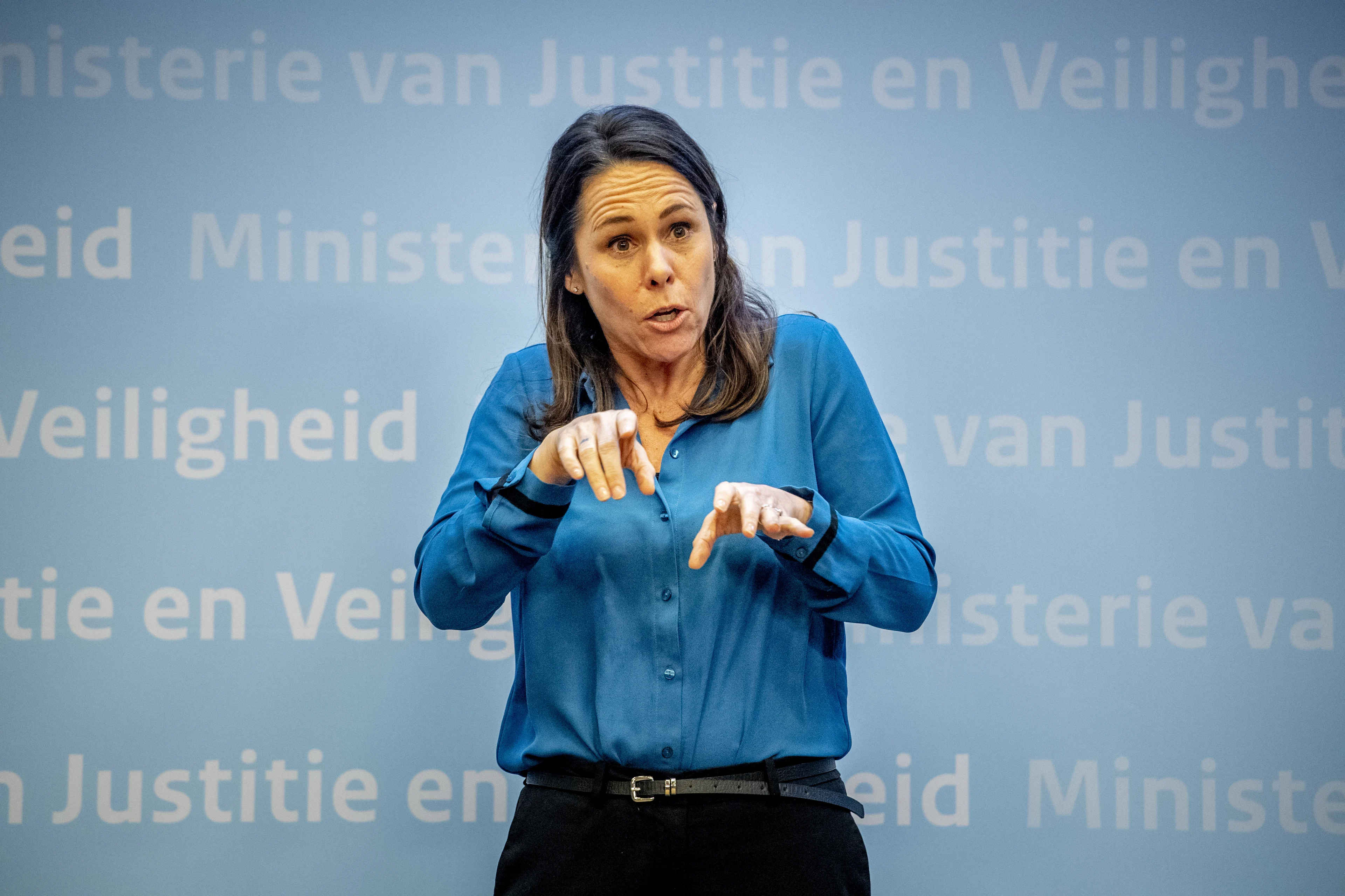 Miljoenen kijkers gefascineerd door gebarentolk Irma Sluis