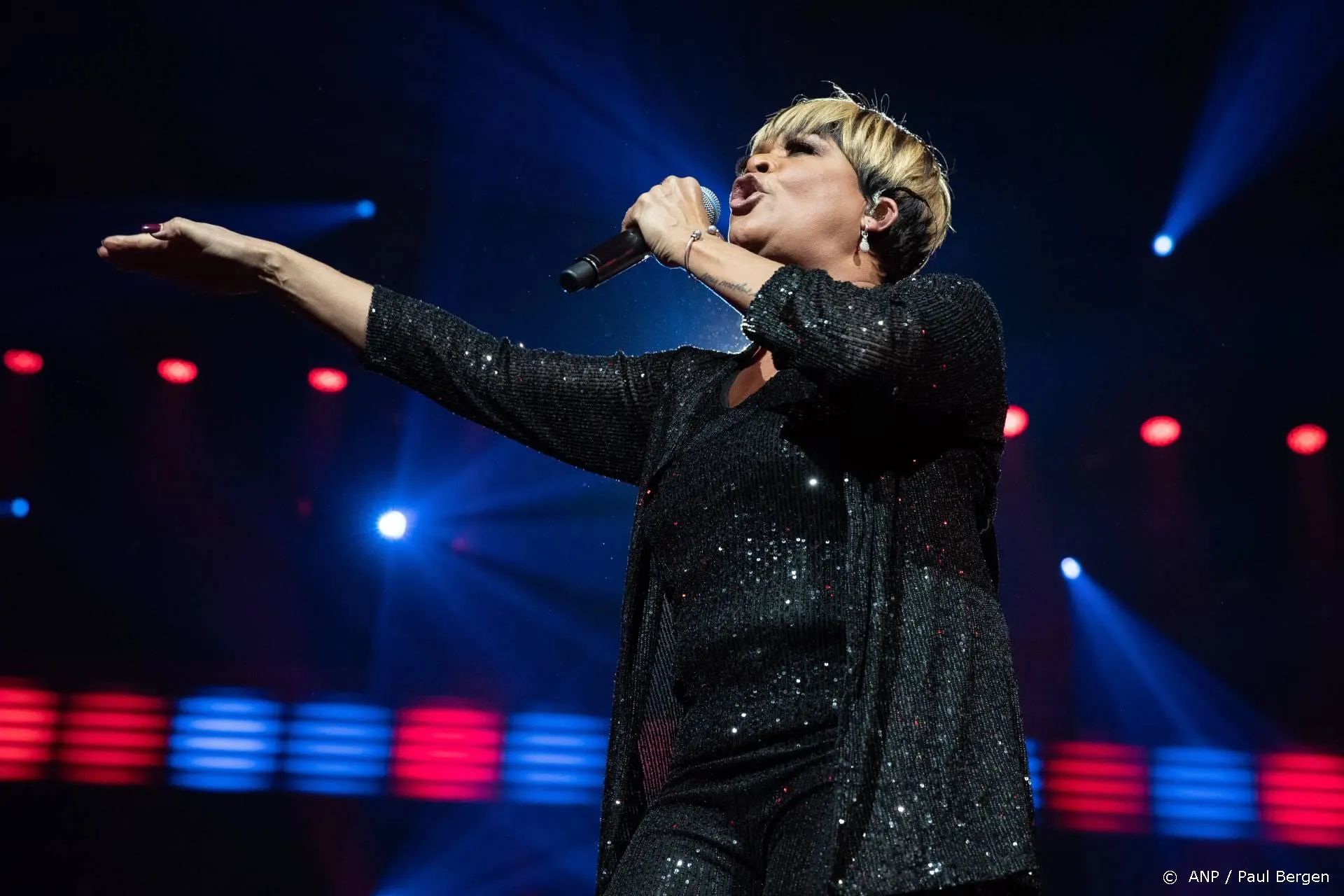 Ruth Jacott trekt 'ongepaste' single over alcohol terug