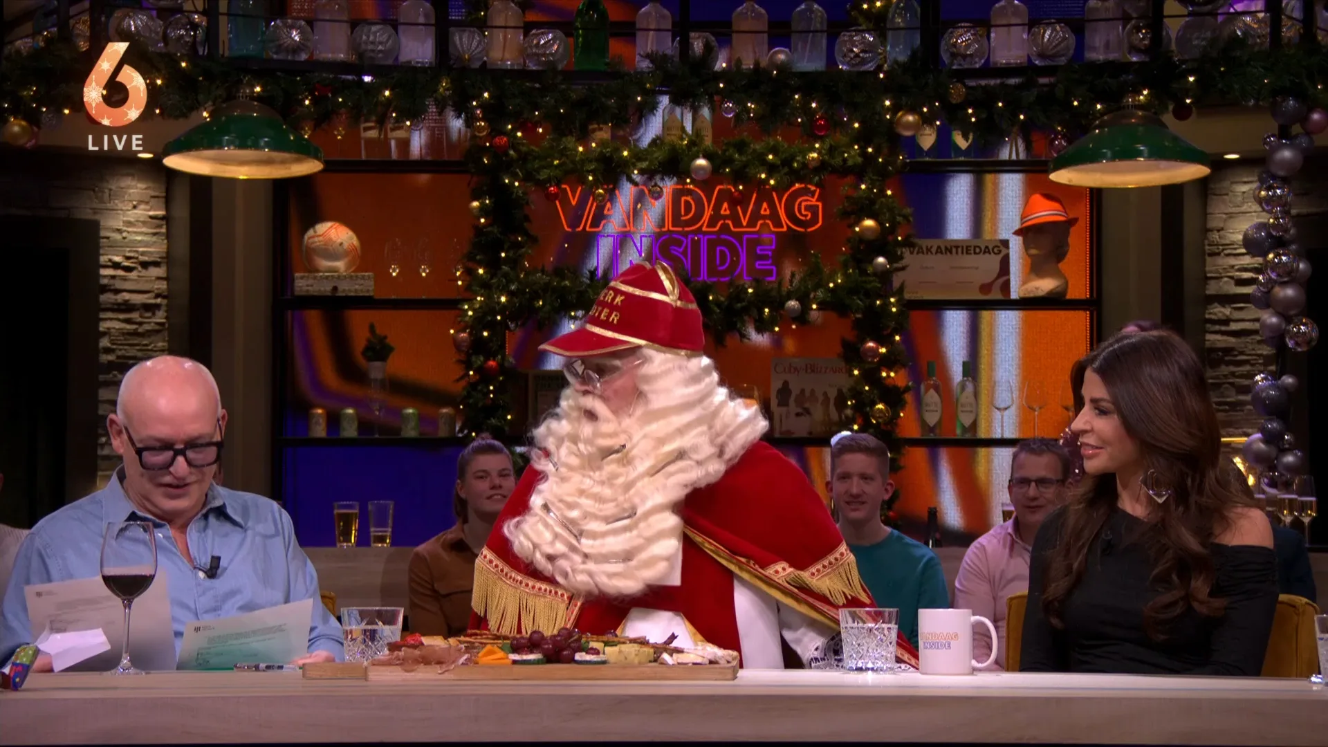 ZIEN: Verlate Sinterklaas breekt in bij VI met groot nieuws