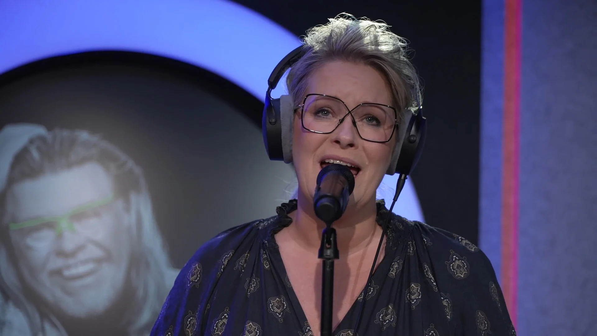 Erikah Karst brengt prachtig eerbetoon aan broer René