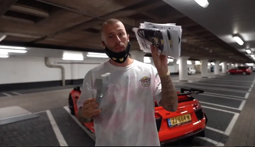 DJ Johnny 500 deelt gratis mondkapjes uit in trein