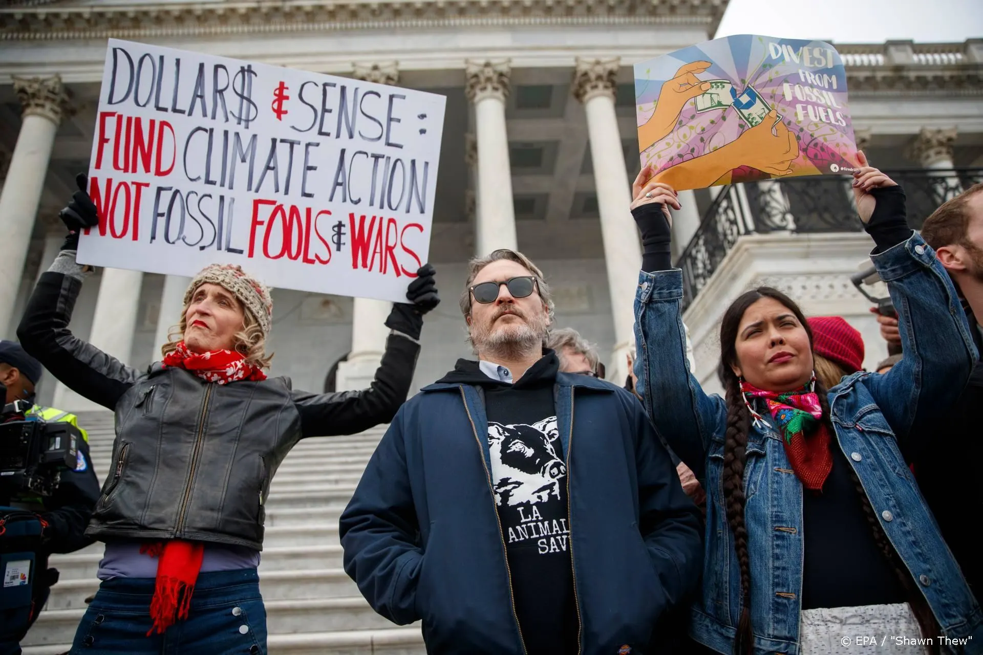 Joaquin Phoenix en Martin Sheen gearresteerd bij klimaatprotest