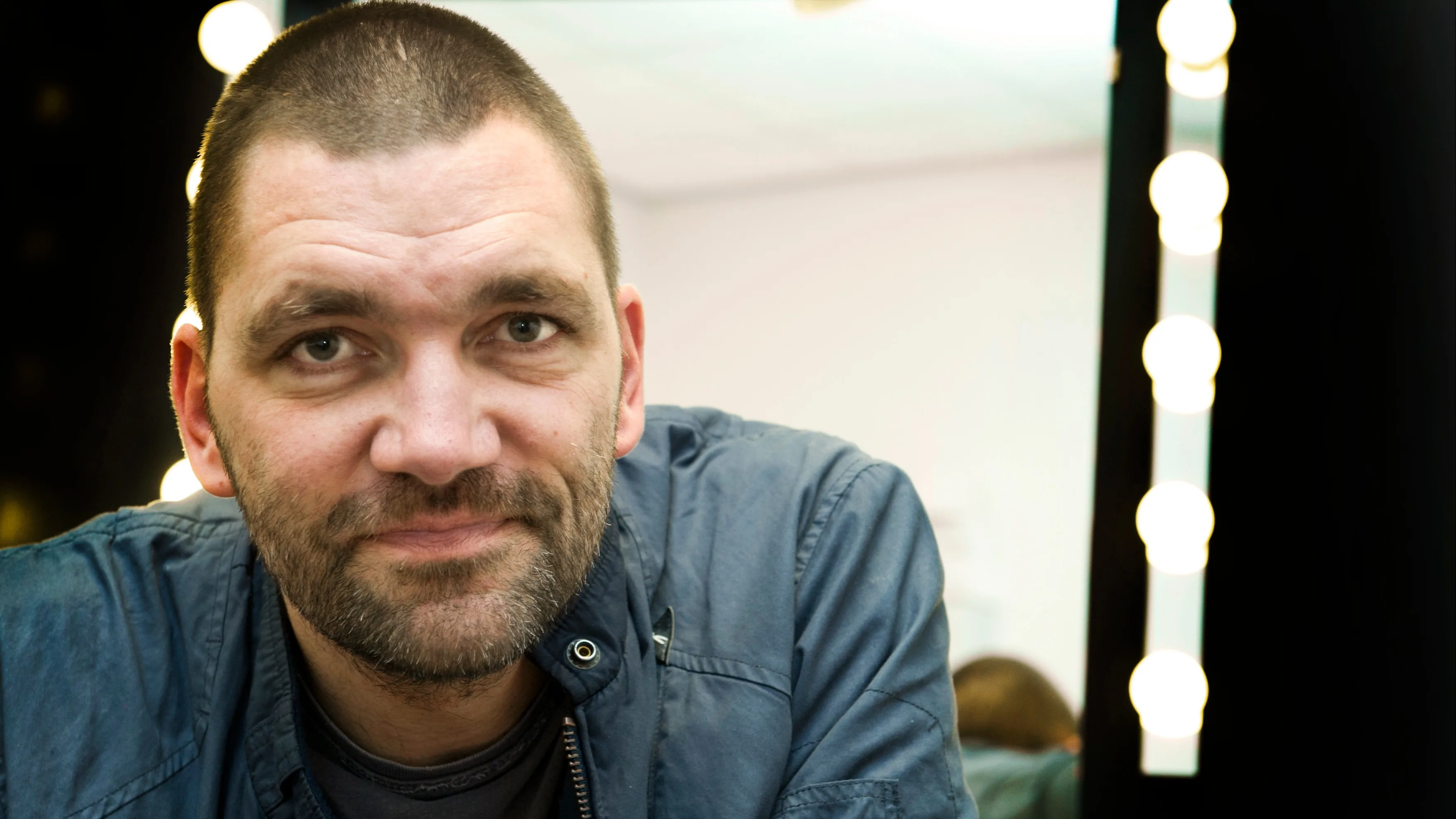 Pierre Bokma en Theo Maassen op het podium voor dichte theaters