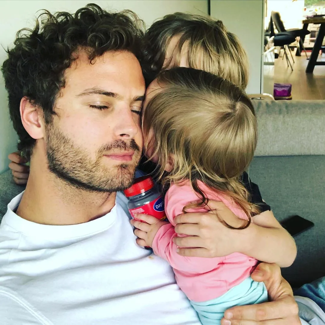 Jim Bakkum apetrots op zoontje