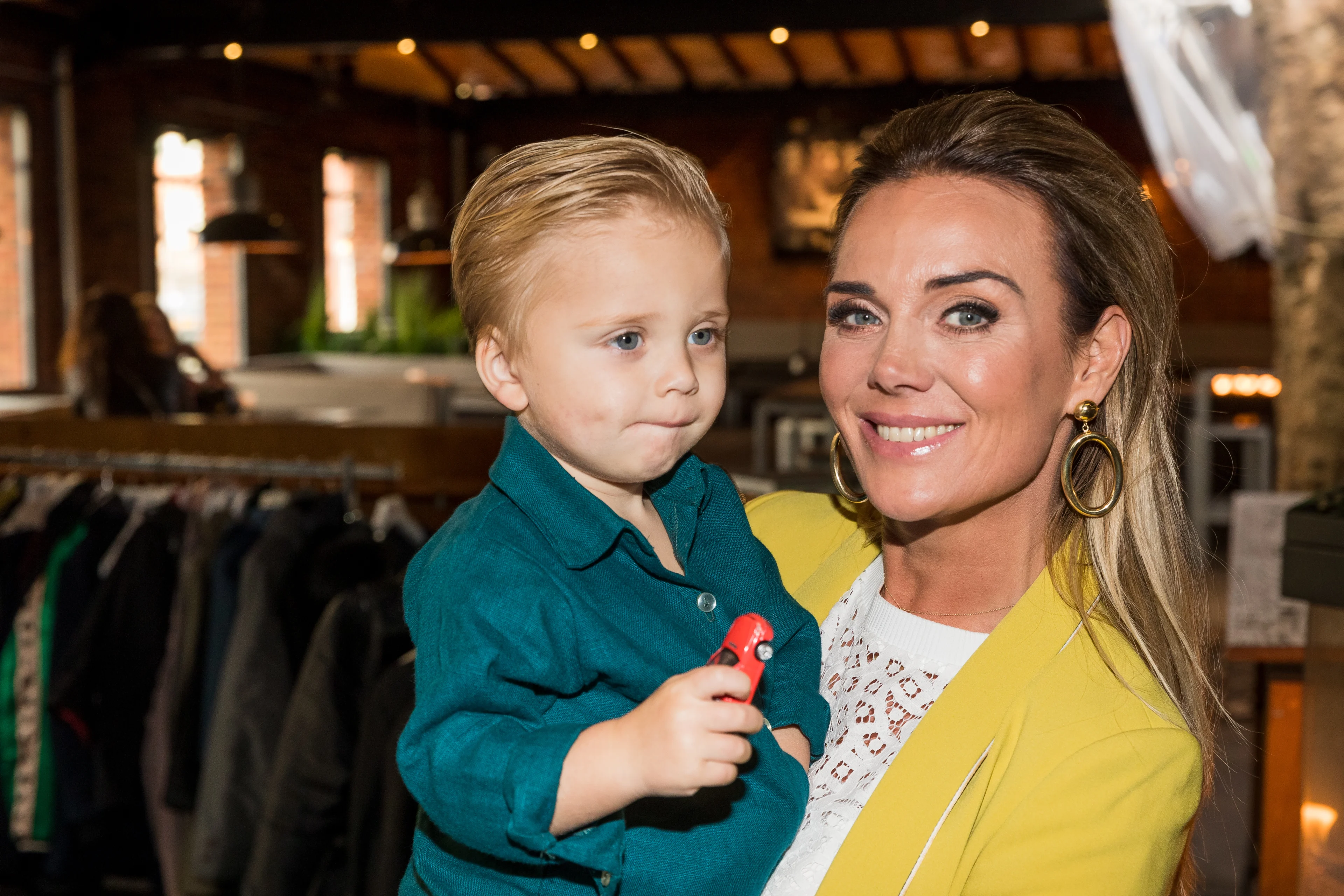 Monique en kleine André junior bakken ze bruin