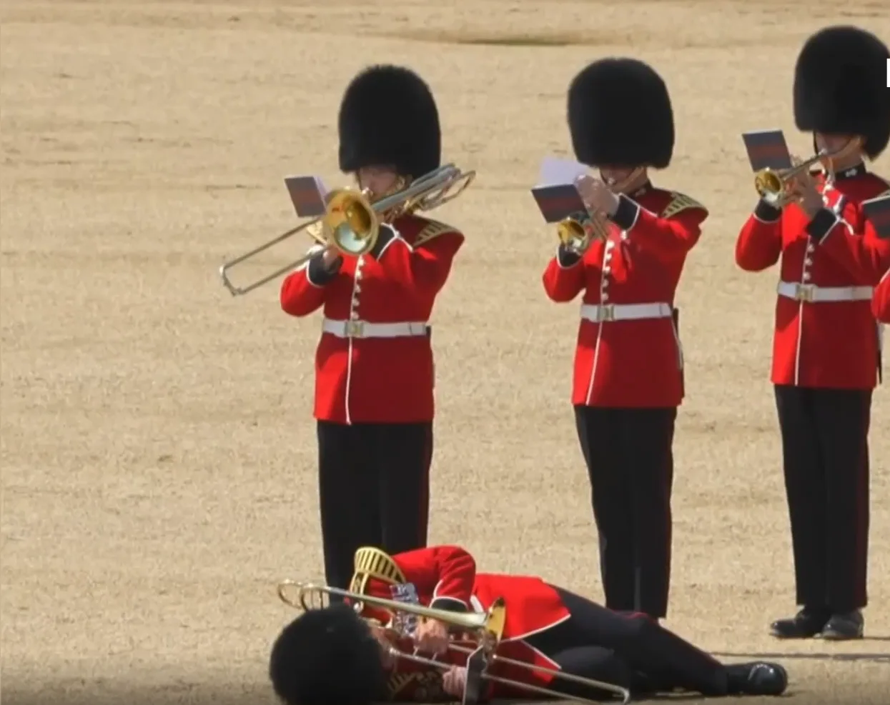 ZIEN: Engelse soldaten vallen flauw van de hitte in London 