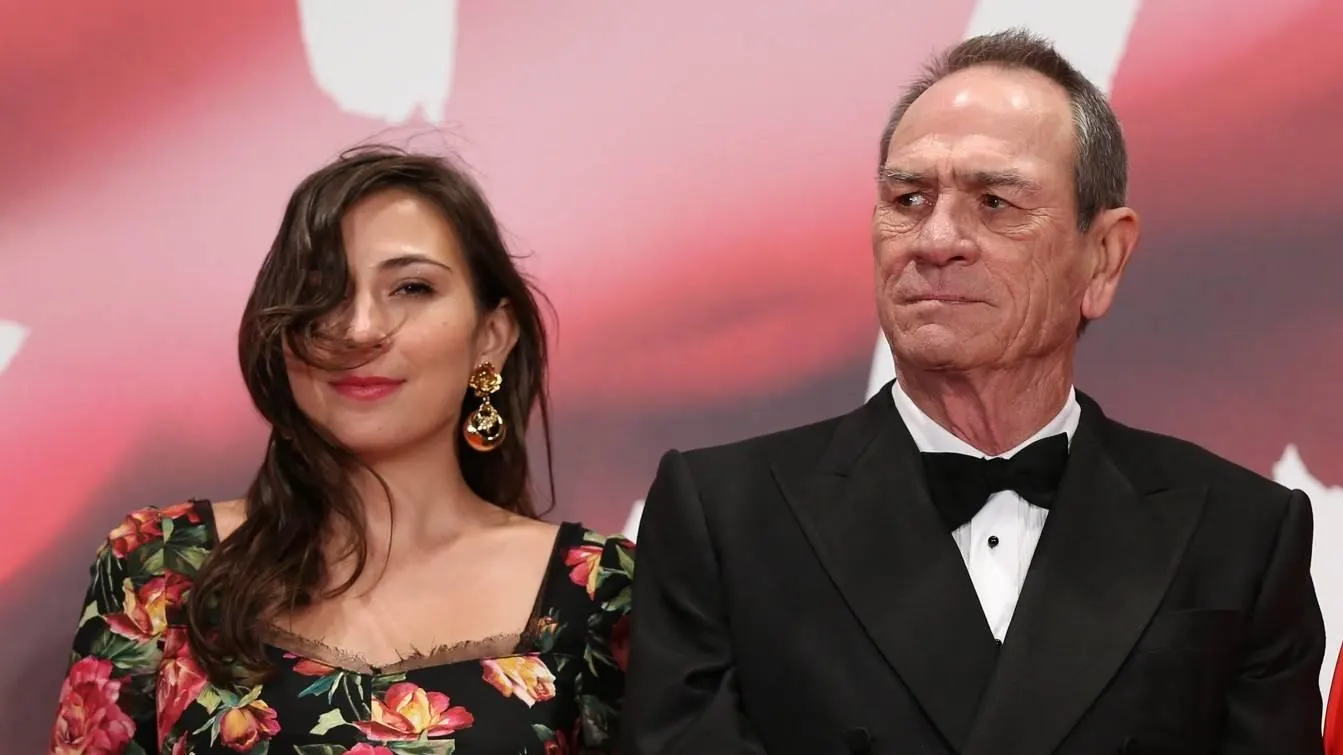 34-jarige dochter van Tommy Lee Jones dood aangetroffen in hotelkamer