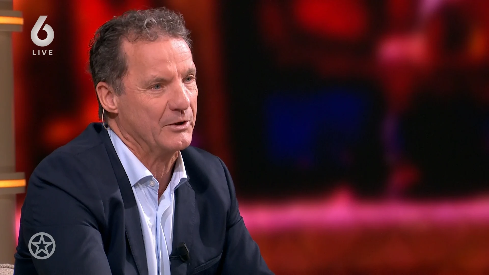 John de Bever neemt het op voor Johan Derksen