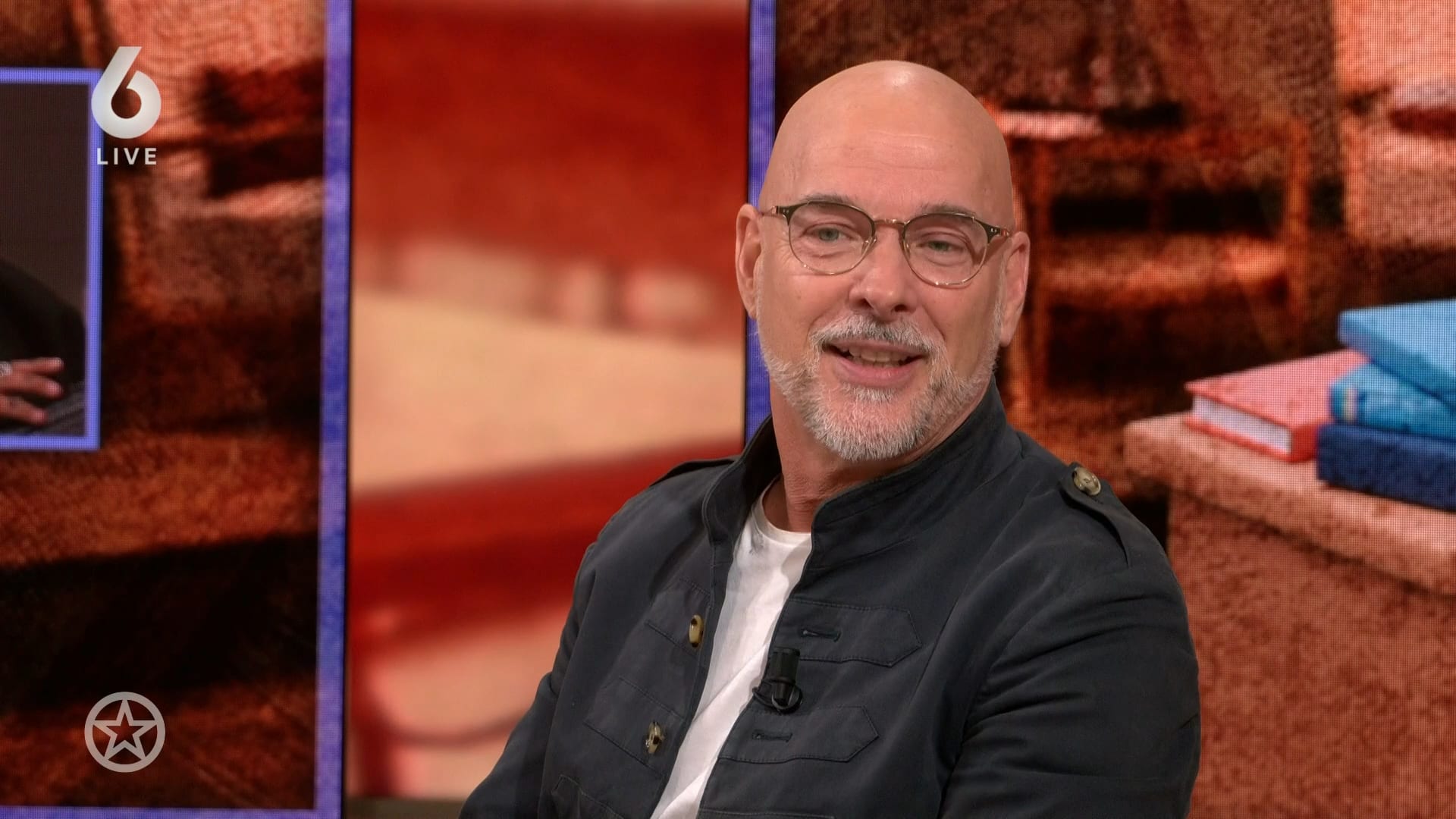 Rob Kamphues vertelt aan de Shownieuws-tafel over De Klassenavond