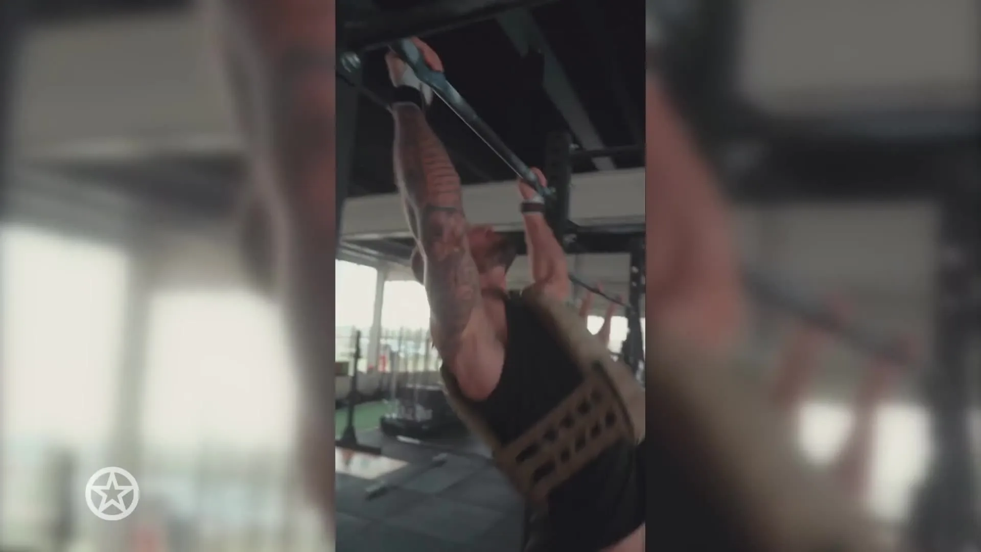 Donny Roelvink en Jay Jay Boske staan met workout stil bij dodenherdenking