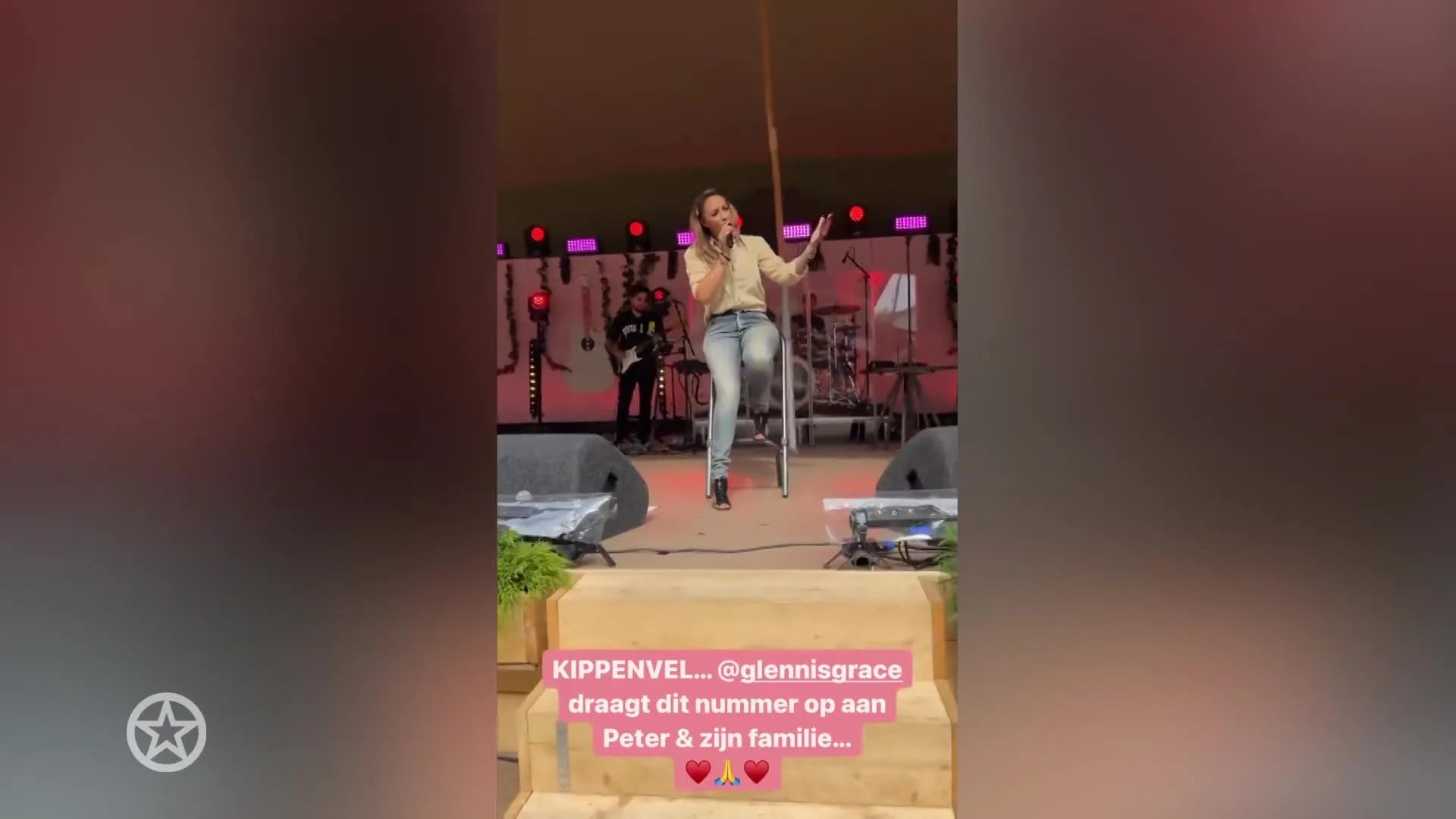 Glennis zingt ode aan Peter R en familie