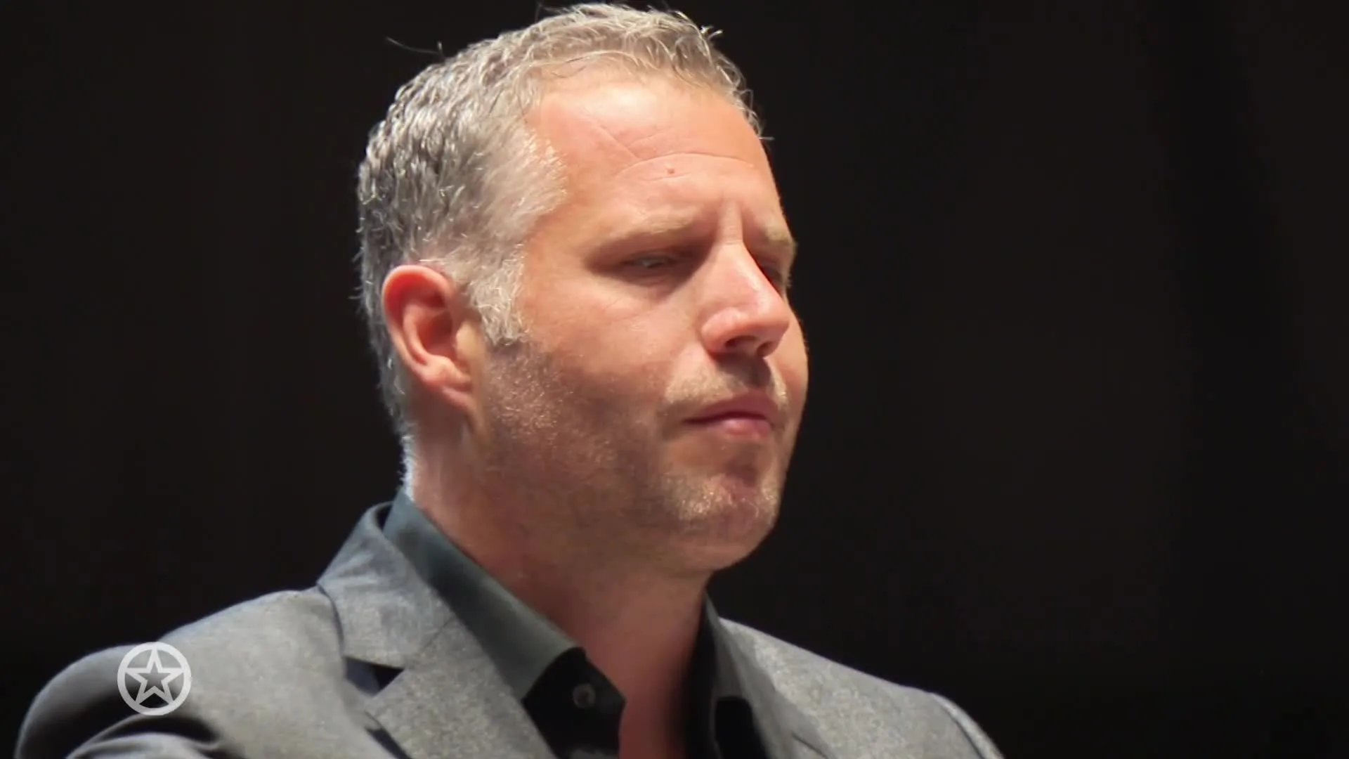 Tijl Beckand maakt indruk als dirigent