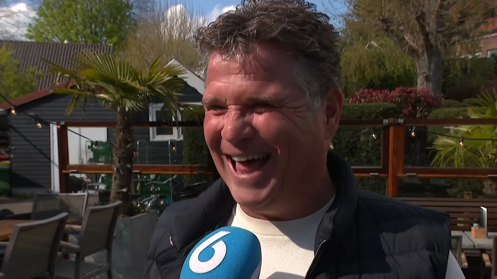 Wolter Kroes totaal verbluft door virale 'kiss cam' dochter Pamela