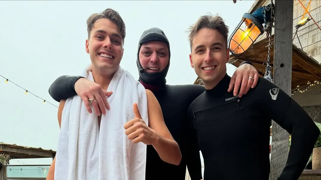 ZIEN: Frans Bauer in wetsuit tijdens nieuwjaarsduik: 'Nooit meer'