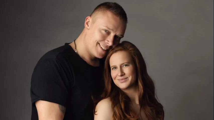 Zien: Tony Wyczynski en vriendin poseren met zwangerschapsbuik