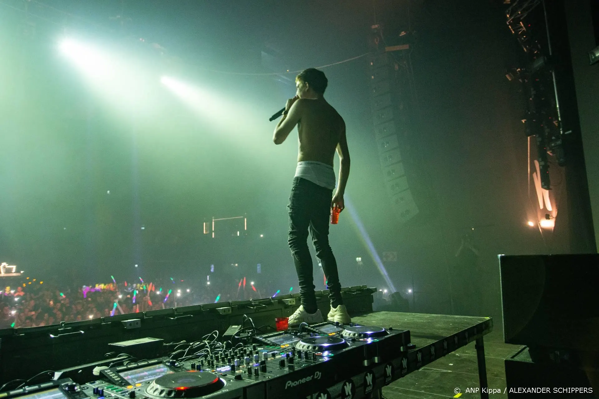 ZIEN: Publiek gaat los bij het zien van Lil Kleine op het podium