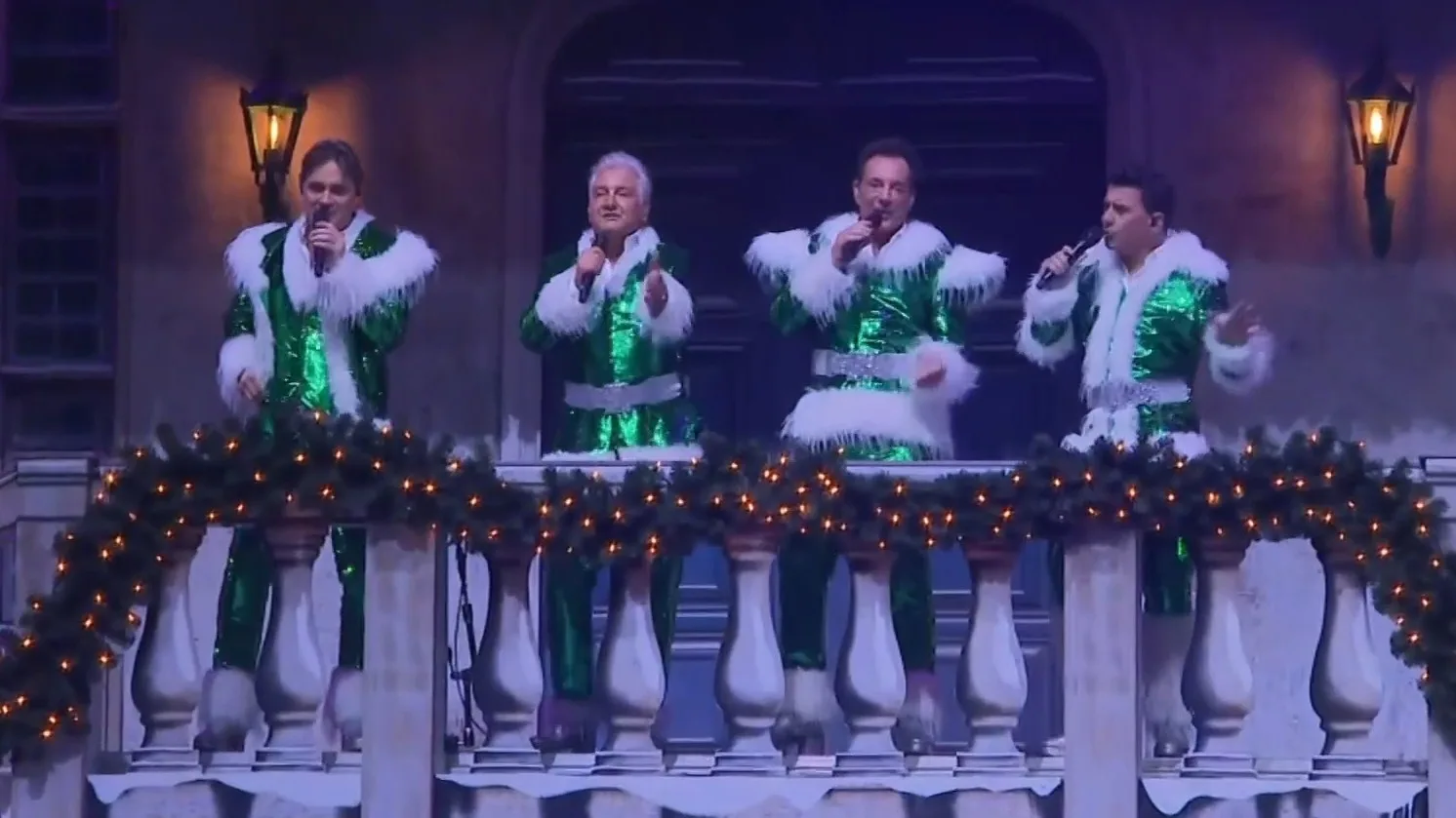 De Toppers barsten los met hun kerstspekatel