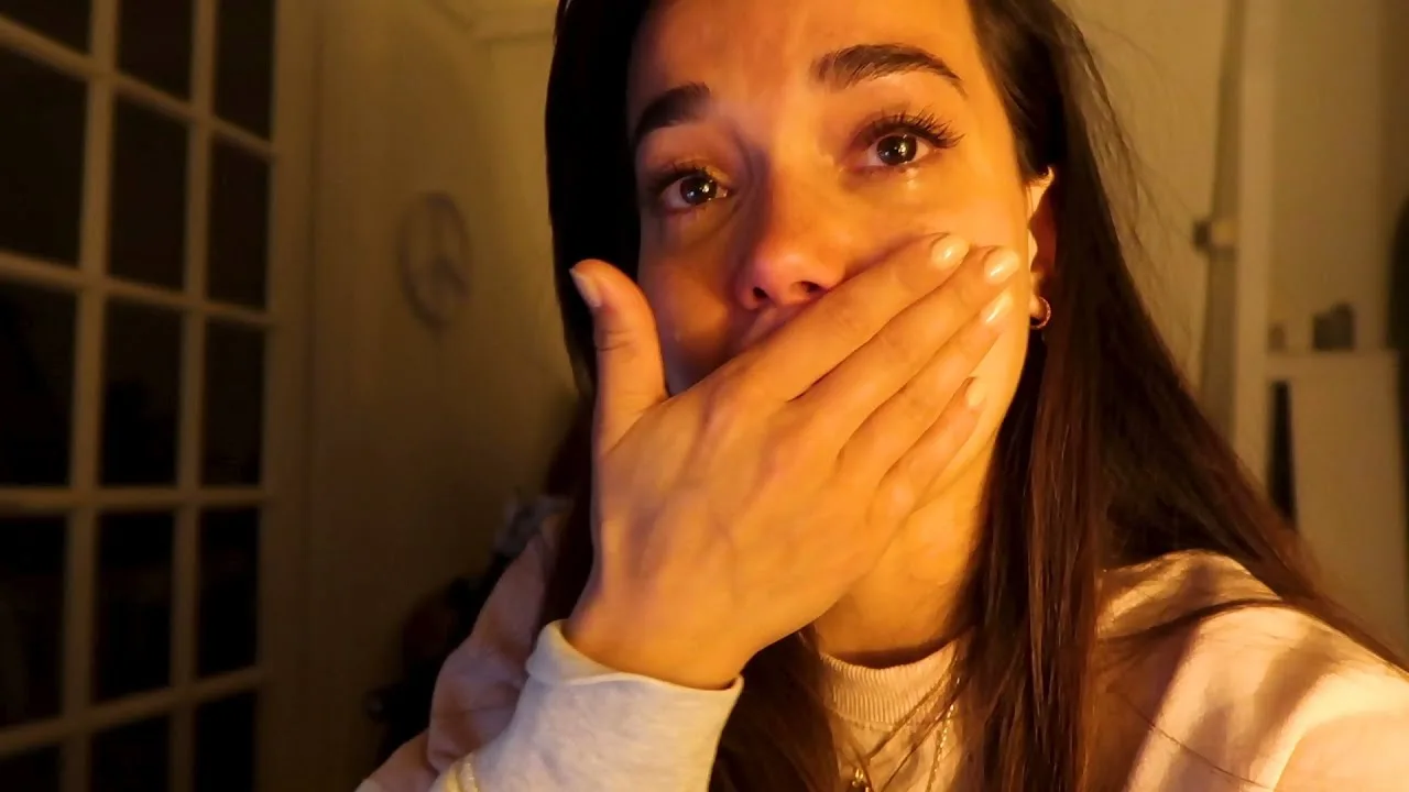 Ontroostbare Bibi in tranen om ziek kindje