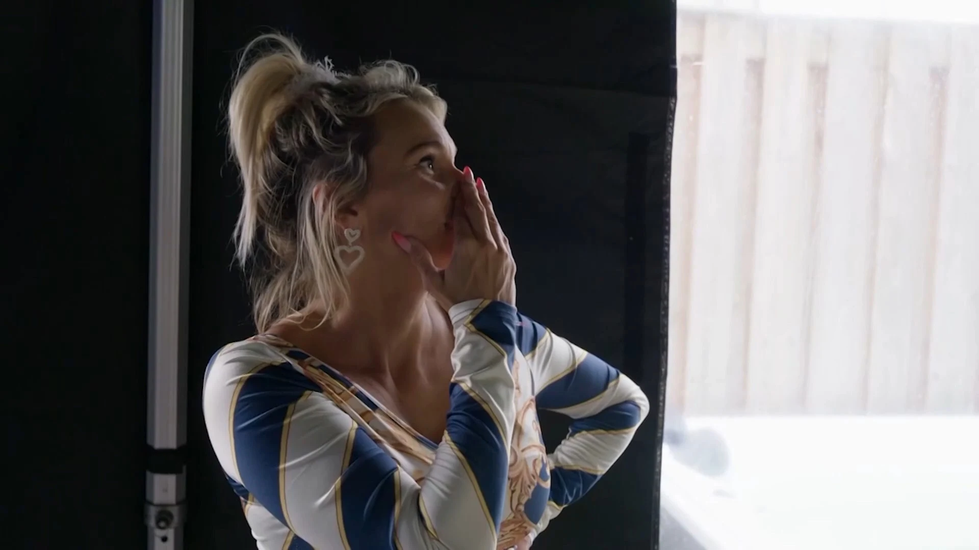 Sophie en Julia gaan stuk om chaotische voorbereiding van feestje op het kamp