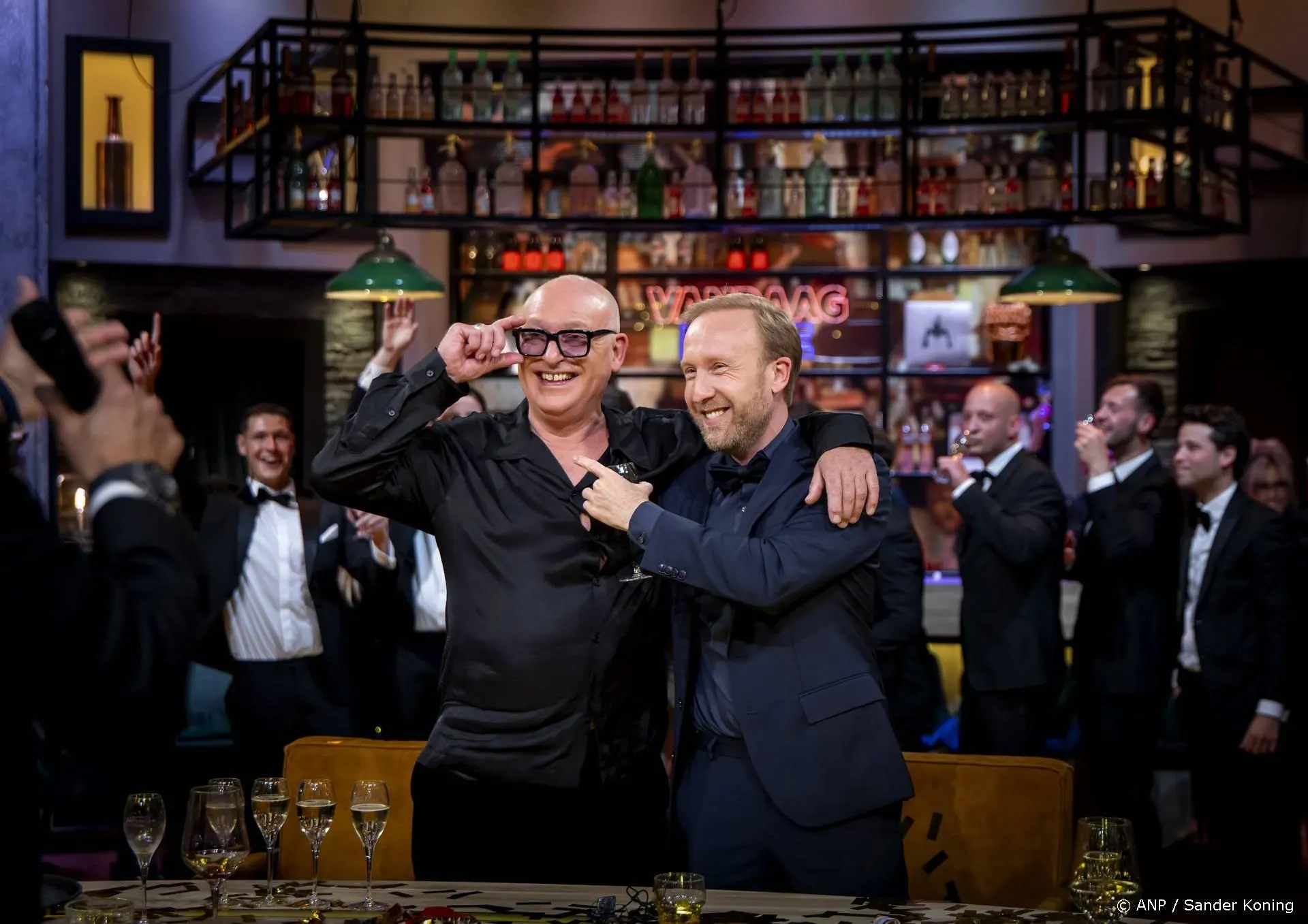 Zien: Raymond Mens maakt presentatiedebuut bij Nieuws van de Dag