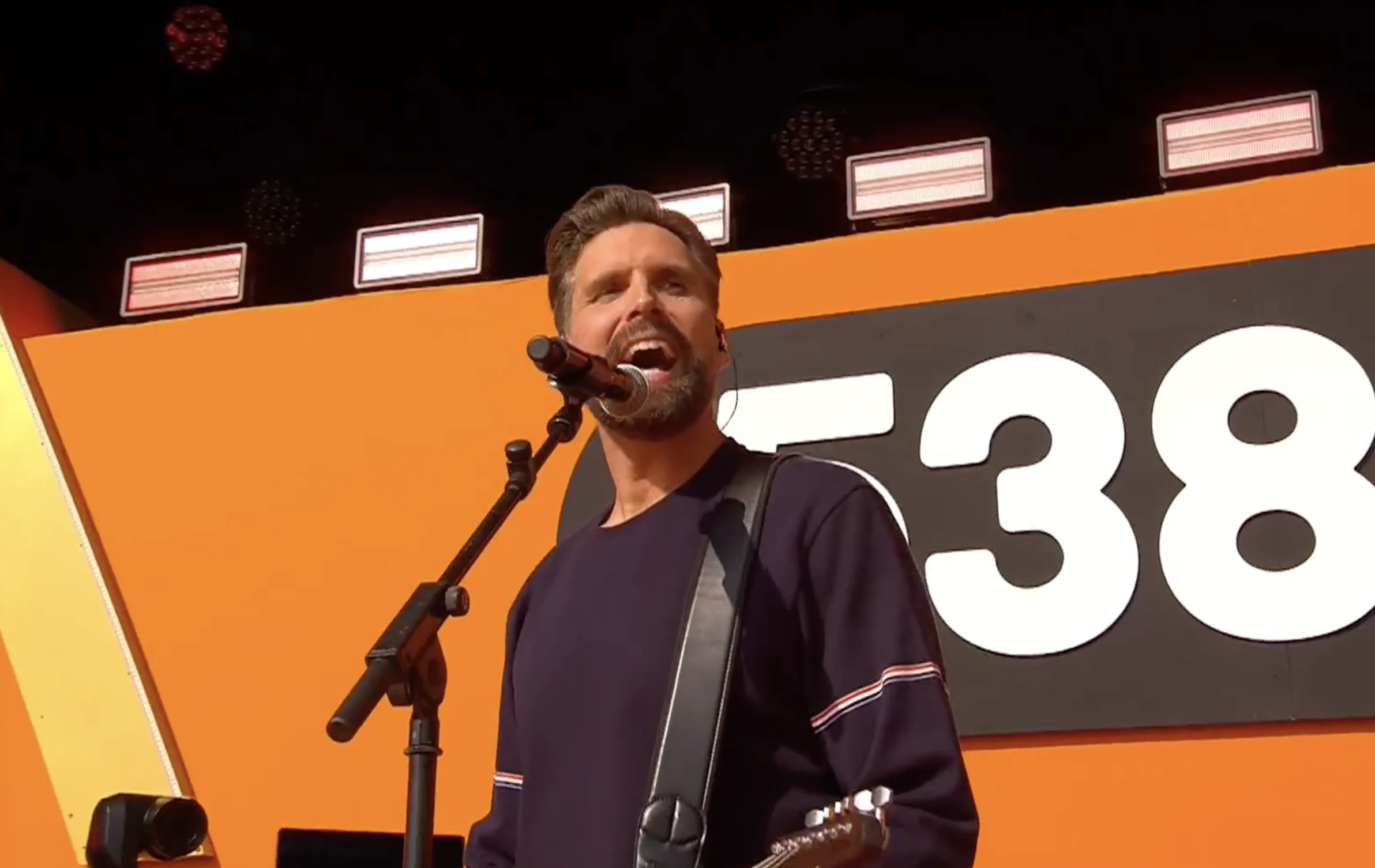 Kijkers vallen massaal over 'valse' Nick Schilder tijdens 538 Koningsdag