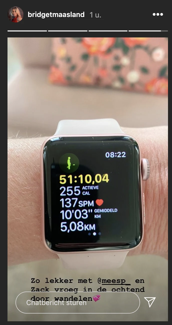 Bridget sportief bezig met zoon Mees